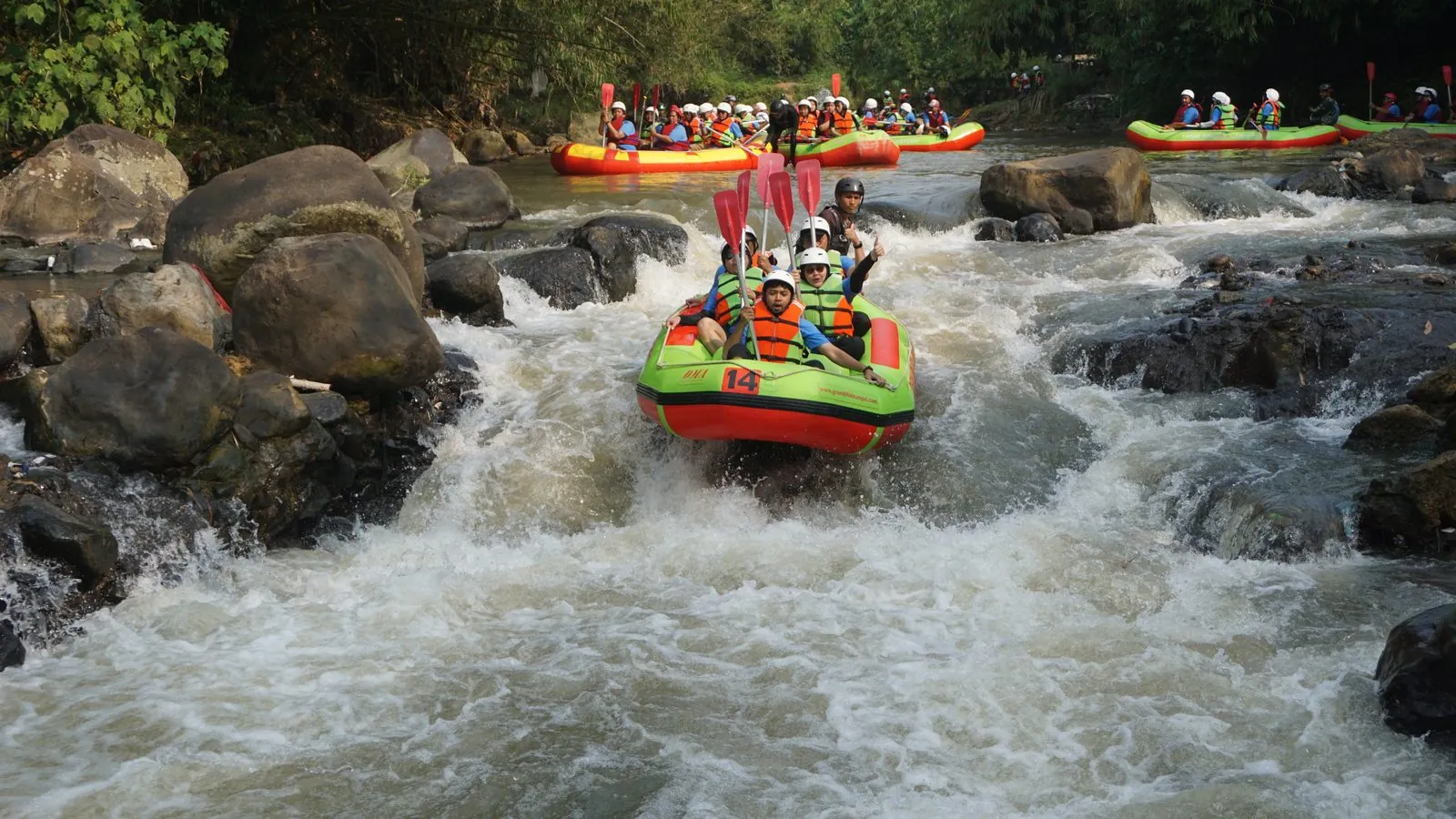 Rangkaian perahu di Sungai Cisadane