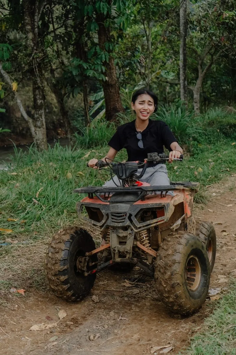 Peserta mengendarai ATV di lintasan lumpur