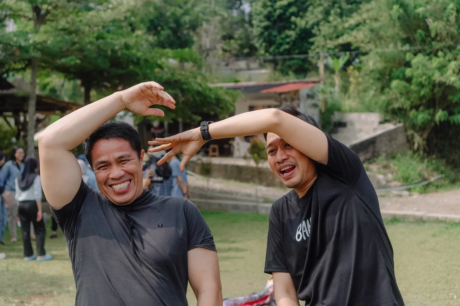 Peserta games team building bersorak bersama