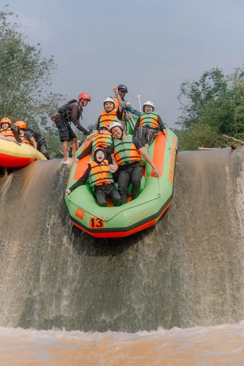 Perahu rafting turun bendungan
