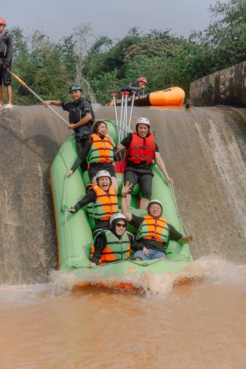 Grup peserta berfoto di bendungan