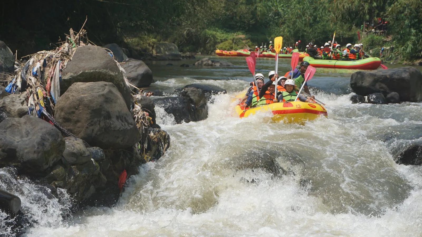 Perahu kuning menembus jeram