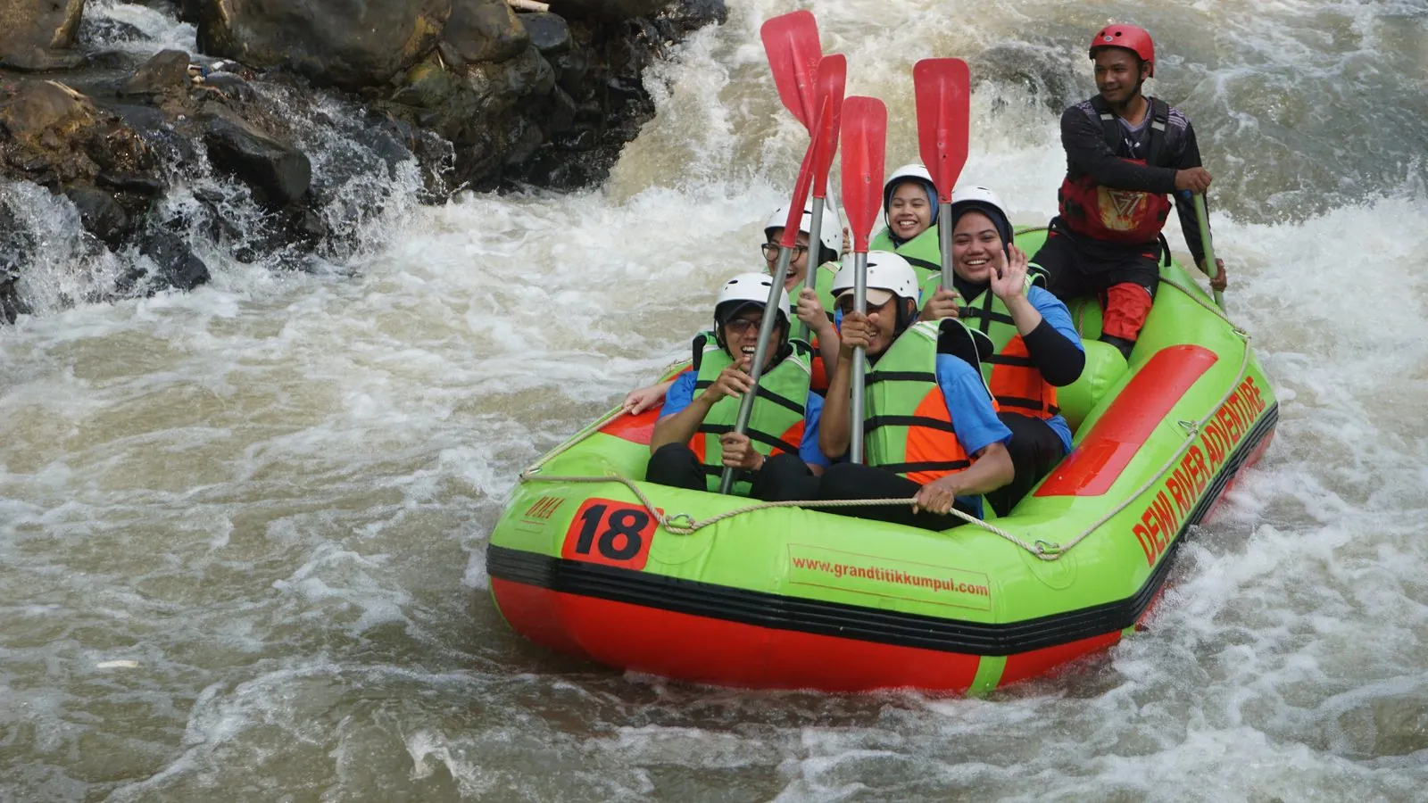Tim peserta mengangkat dayung di jeram