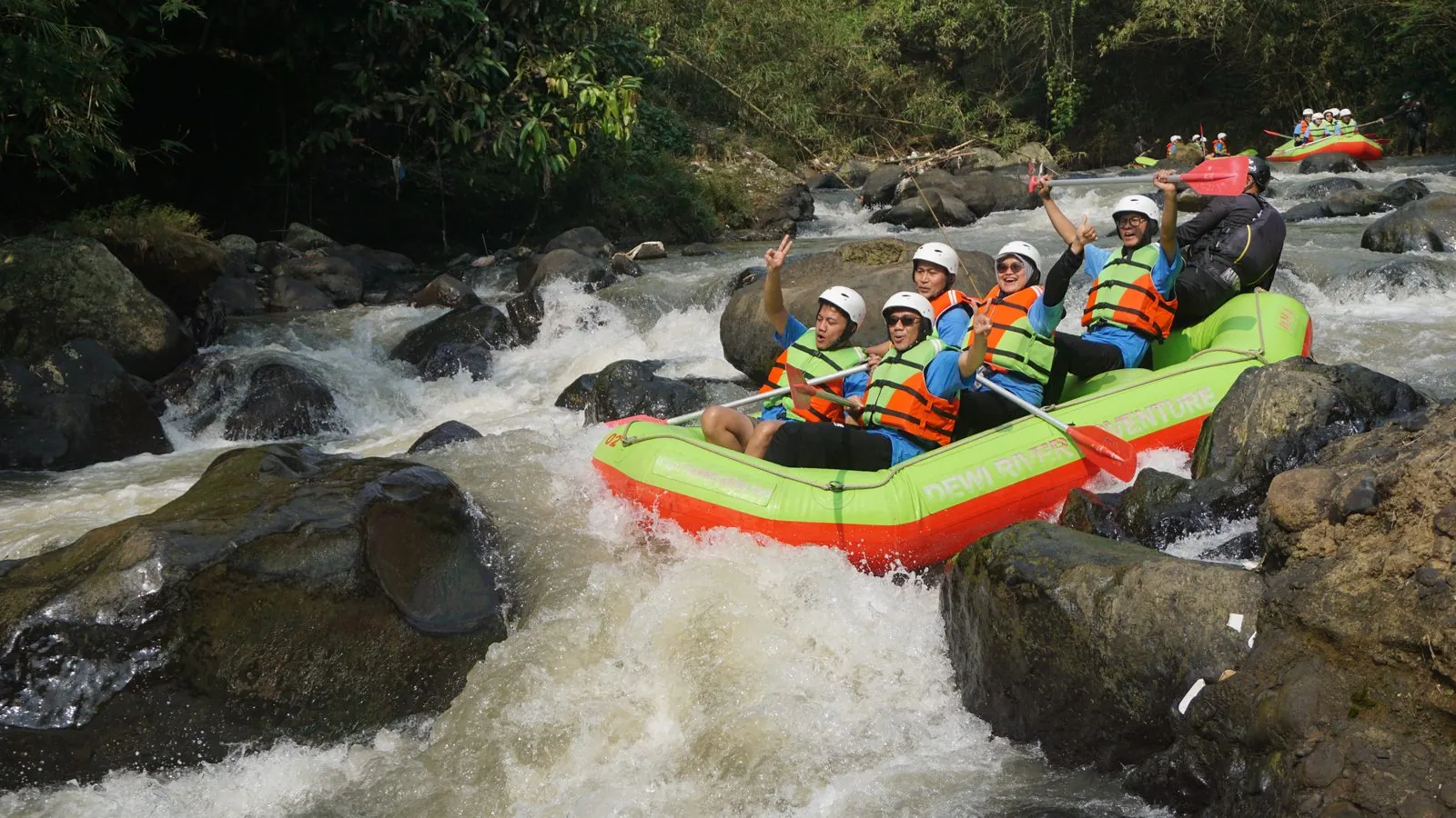 Perahu rafting menuruni jeram Sungai Cisadane